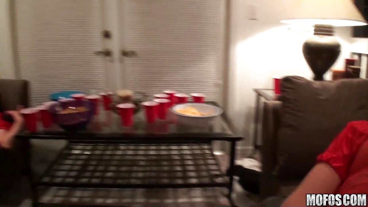 Real Slut Party - Slutty Erin Marxxx & Genevieve Drop fodboldstrategien & Begynd at sutte bolde
