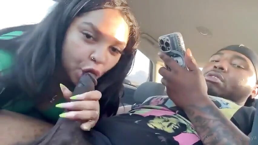 Vastag fekete nagy segg szop és nagy faszon lovagol az autóban - majdnem elkapták