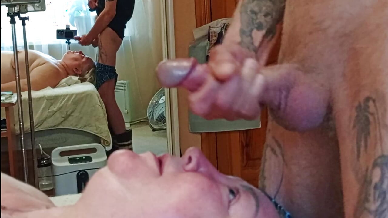 Drkam kurac i guram ga susjedi u grlo, a zatim joj svršavam u usta