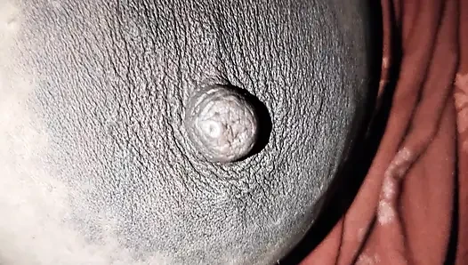 Hintli üvey anne amını ve sütlü göğüslerini gösteriyor