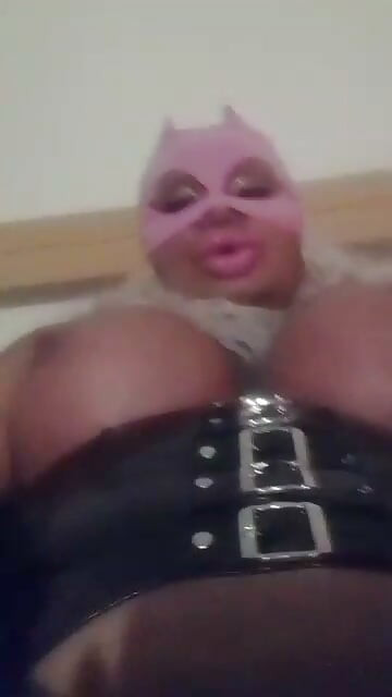 MILF nympho terangsang masturbasi