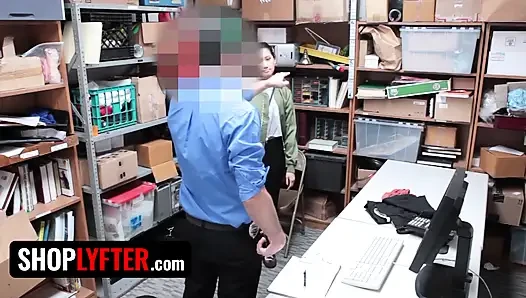 ShopLyfter - худенькую озорную азиатку Jade Noir застукали за кражей и привлекли к дисциплине извращенный офицер
