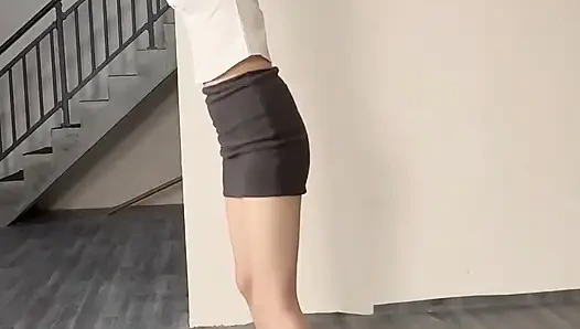 Wanita karir, pulang kerja, diam-diam minta dientot sama pembawa acaranya untuk janji kerja di belakang pacarnya