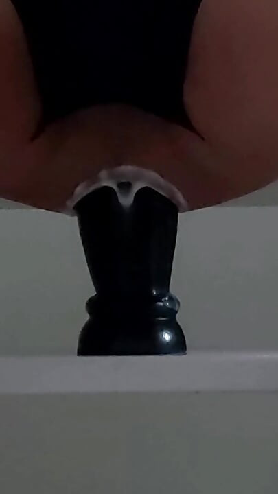 Buttpluging anal stretch