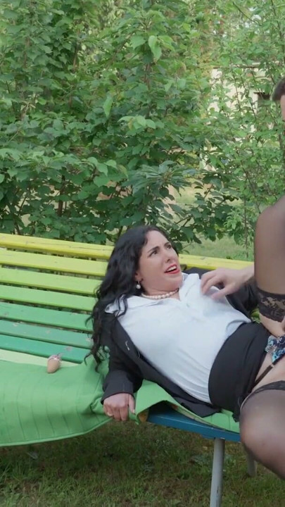 VIP4K. Mami se complace con un vibrador en el patio trasero | Clip 3
