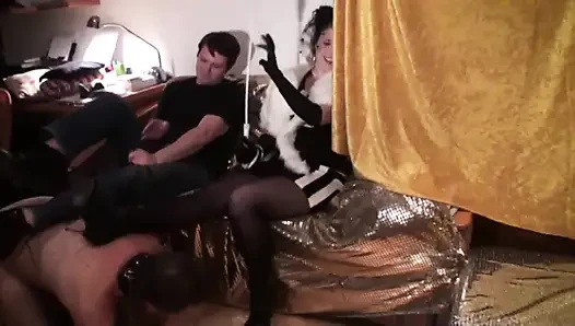 Geile MILf-schlampe und ihre beste freundin spielen mit ihrem ehemann