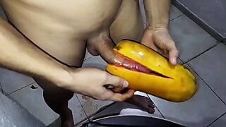 Je baise une papaye (sexe avec un fruit)