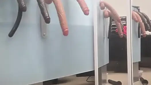 DeeDee döl sürtük gömleğiyle