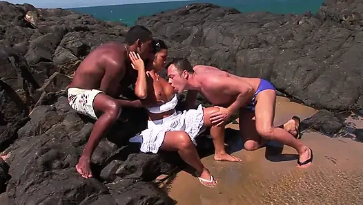 Asiatische schlampe in doppelpenetration