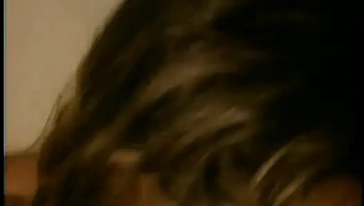 Adada mahsur kalan büyük yaraklı adam seksi bronzlaşmış orta yaşlı seksi kadını sikiyor