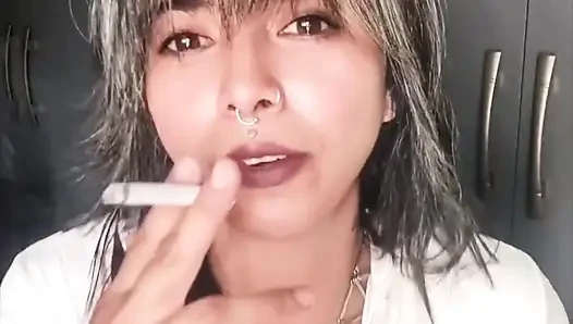 Güzel Beyaz Takım Elbiseyle Sigara İçmek Talimatları
