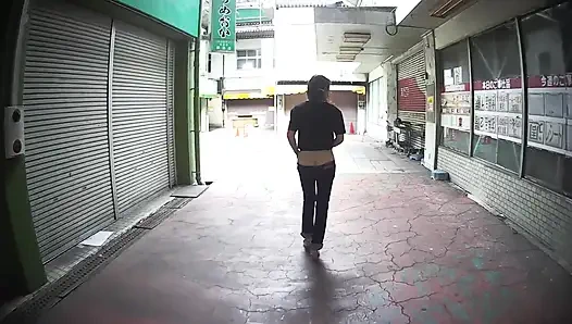 MILF in ultra flachen jeans im freien ..