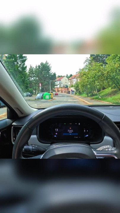 Ihre Schulden sind überdrüst, aber ihre Muschi ist es nicht.