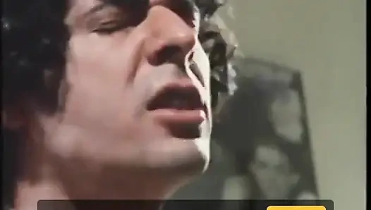 Retro-porno-dreier mit schlampe wird von zwei typen geknallt und besahnt