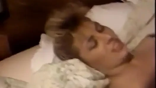 Neugieriger typ konnte seine chance nicht verpassen, sich dem spaß mit blonden süße bridgette blue und Sasha Sean anzuschließen