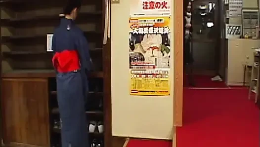 P128G04 seorang pemilik cantik yang menggoda pelanggan pria dari pasangan dengan hubungan yang rumit di penginapan yang sudah berdiri lama di Enoshima. Sebuah drama erotis sensual di mana drama manusia dari setiap karakter bersinar!
