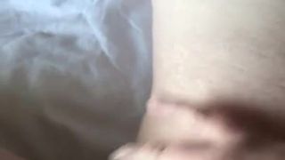 Une femme se masturbe devant une grosse bite noire