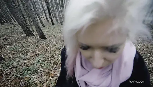 Tinder'dan rastgele adamla yürüyüşte riskli halka açık sikiş