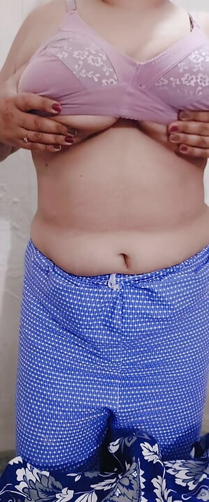 Pakistani hot model Zara khan showimg her big watermelon