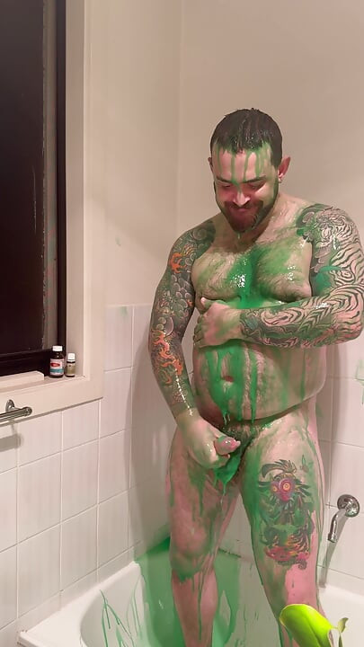 胖乎乎的熊用粘液覆盖自己并撸管