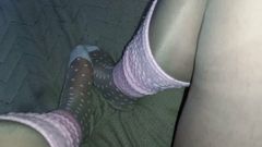 Sissy boy voeten in schattige witte nylon sokken over nylons