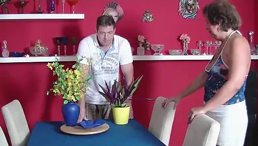 Wanita tua ini pengen menggoda cowok super hot ini