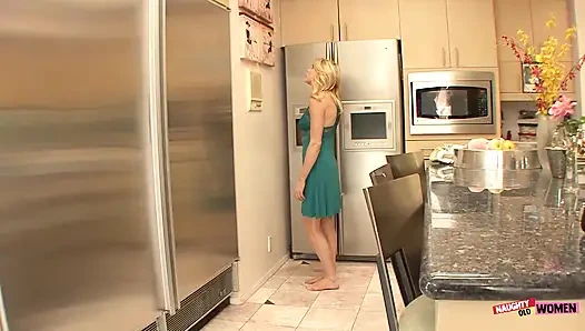 Zwei zarte mädchen küssen, berühren und ficken sich gegenseitig in einer erstaunlichen lesbischen sexszene