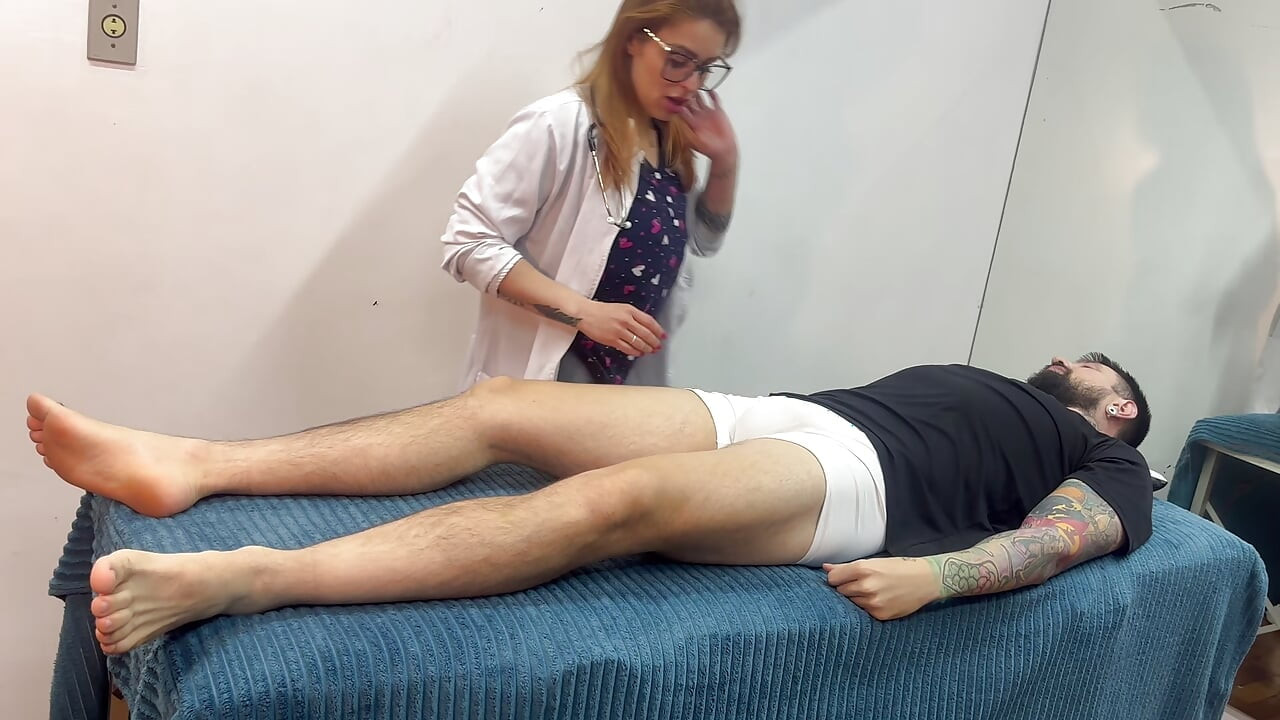 Fizioterapeuta roșcată îmi evaluează piciorul și pula mea devine tare la consultație