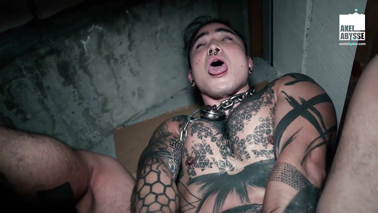 Bağlı Yoshi Kawasaki götünde dildo kullanarak ustaya itaat ediyor
