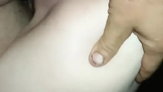 Bomba çubuğun yarısı göt yemiyor ve ona vermek için kiraya veriyorum