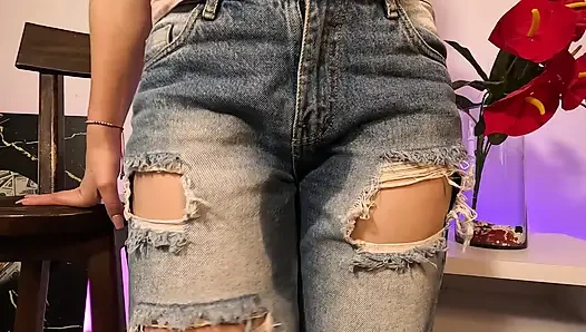 Verzweifelt, ins Thw Badezimmer zu gehen, pinkel ich in meine jeans