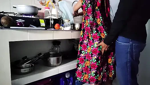 YEMEK YAPıYOR VE SIKIŞIYOR