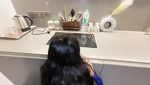 Hizmetçi, sahibini maaş zammı için amını vermeye ikna etti