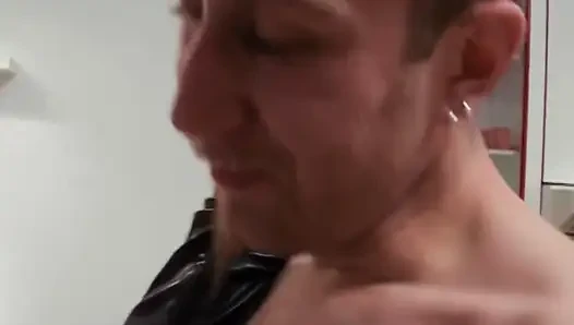 Pacar membantingnya di meja dapur