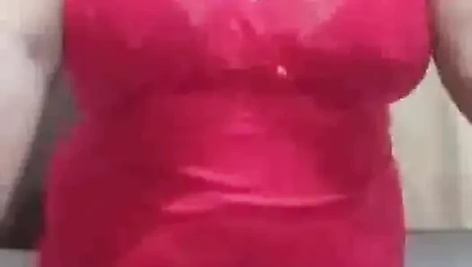 Datang dan lihat aku melucuti pakaian dalamku dan mengenakan gaun tidurku yang seksi dengan nikmat dengan lekuk tubuh besar