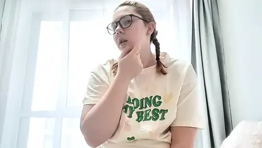 Daphne Key spielt zu hause mit ihrer haarigen muschi