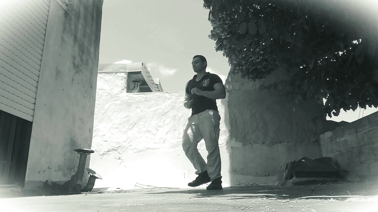 راقصة السالسا - لقطة مقربة للمؤخرة والرقص العاري - استمناء في الهواء الطلق في يوم مشمس - زب كبير يهز حوضه ،