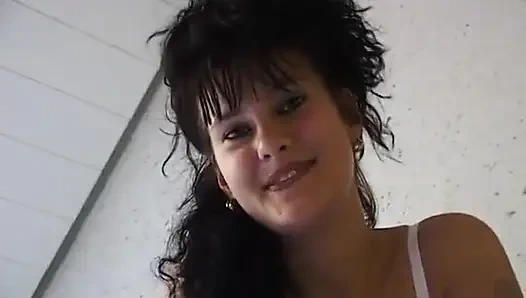 Azgın kız yatakta parmakla kendini sikiyor ve klitorisini okşuyor