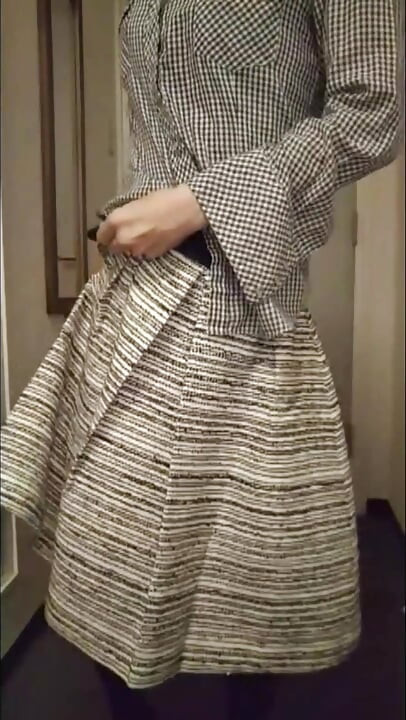 Un video de un femboy asiático delgado cambiándose varios pares de bragas lindas 2