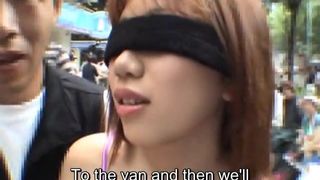 Subtitulado extremo japonés exposición pública broma con los ojos vendados