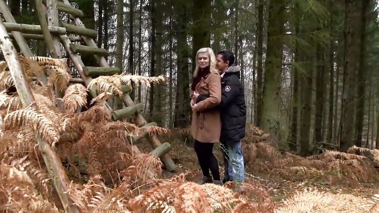 Heiße junge schlampen werden im wald von großen harten schwänzen gefickt, ganzer film in HD