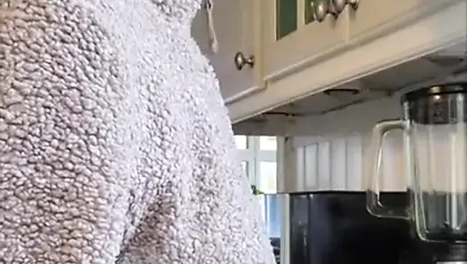 Ateşli orta yaşlı seksi kadın havuçları salatadan başka bir şey için kullanıyor