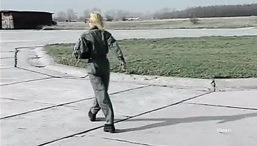 Работницы с жестким членом трахают задницу сексуальной блондинки в черных чулках