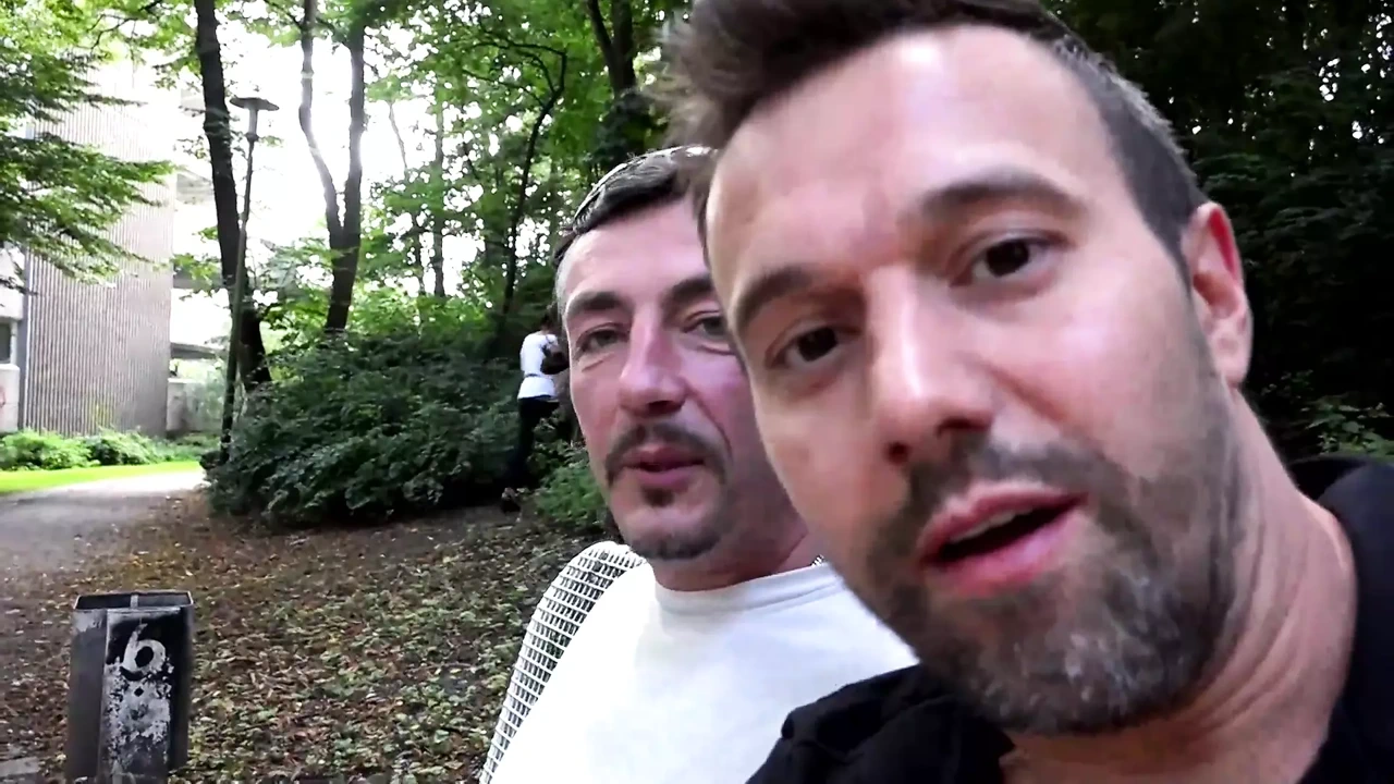 奇怪的女人在森林里撒尿并给两个陌生人口交，然后只是想操