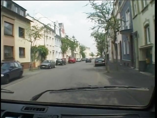 Блондинка без проблем сосет член в машине