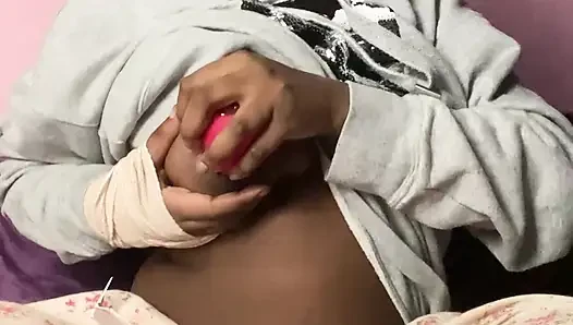 Model webcam kulit hitam lagi asik unboxing mainan seks barunya