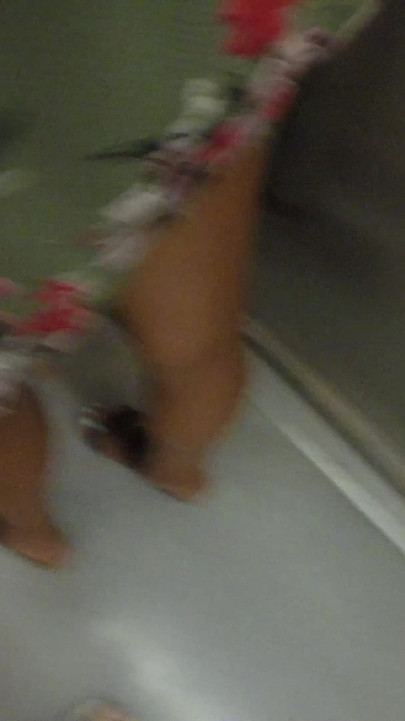 Quente MILF Estranho Agarra E Esfrega Meu Pau Duro Através De Shorts Em Trem Lotado