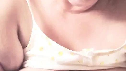 Cewek sange ini suka banget muasin memeknya pakai jari-jari licin