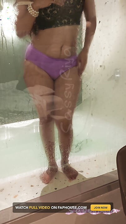 Frecher riya bereit für bad, sexy körper