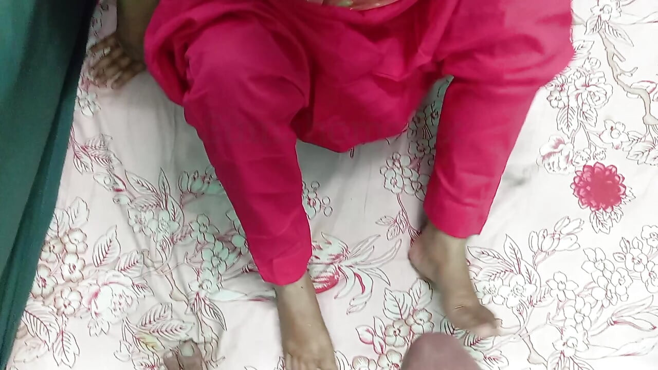 ربة منزل بنغلاديشية متزوجة حديثا تمارس الجنس القاسي والخشن ، فيديو جنسي جديد لربة منزل.